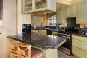 Plumeria Suite, 2-bedroom condo in a boutique property, sleeps 6